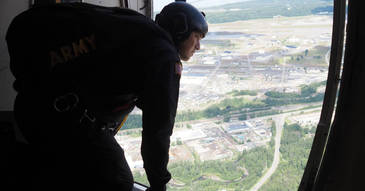 Arctic Thunder air present fills Anchorage skies with army planes this weekend